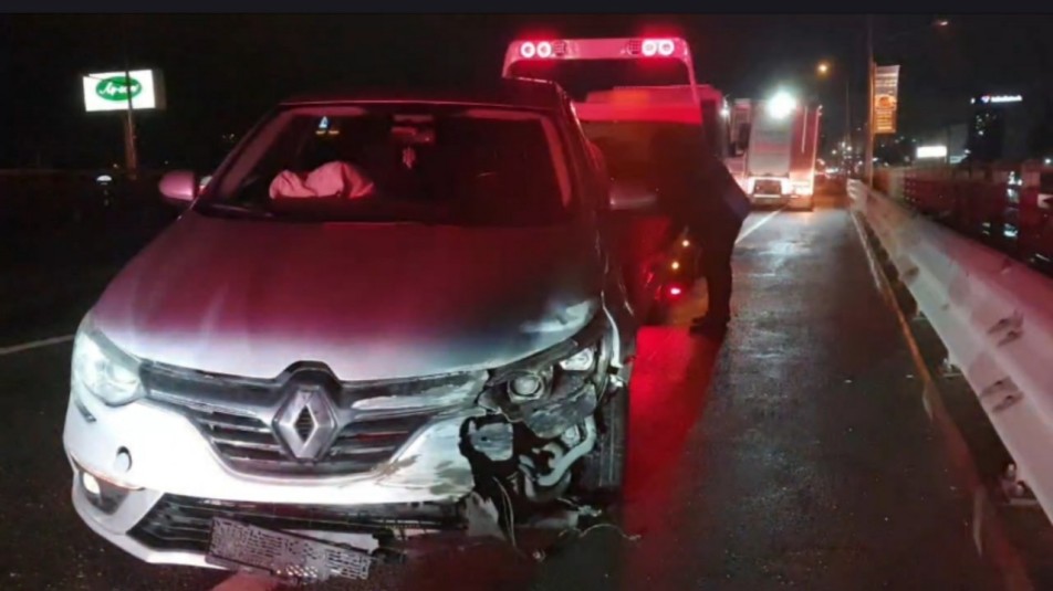 Bariyerlere çarpan otomobil sürücüsü yaralandı