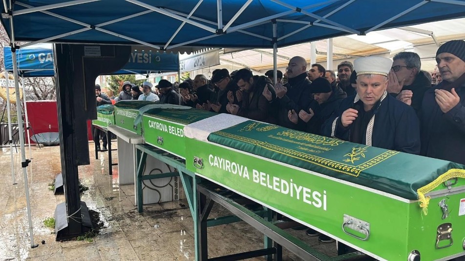 Burdur'da iki otomobilin çarpıştığı kazda ölen 4 kişilik aile toprağa verildi